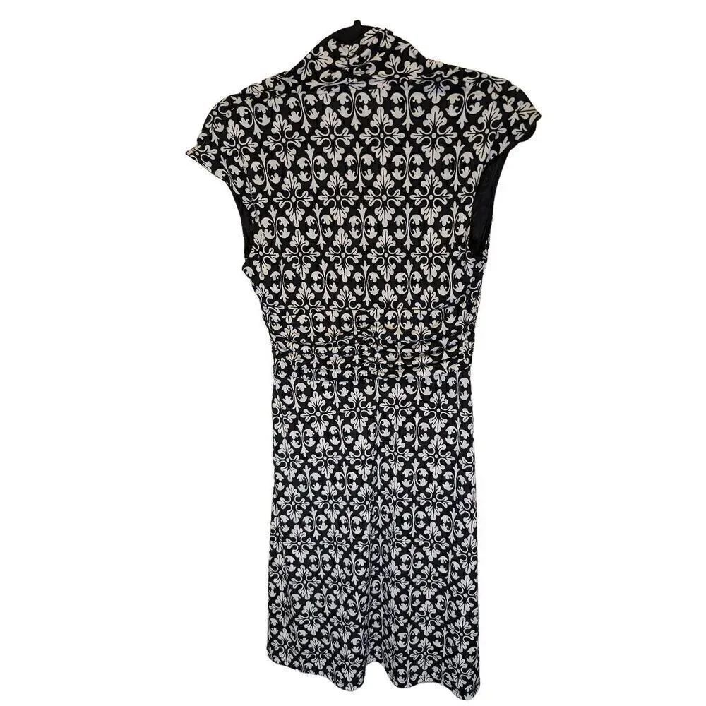 White House Black Market Black and White Short Sleeve With Queen Ann Neck Line W